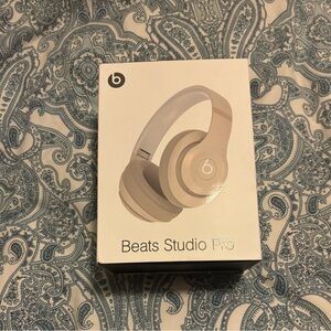 Beats Studio pro, wirelesss headphones color, sandstone